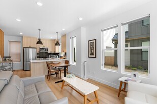 6201 N Amherst St in Portland, OR - Building Photo