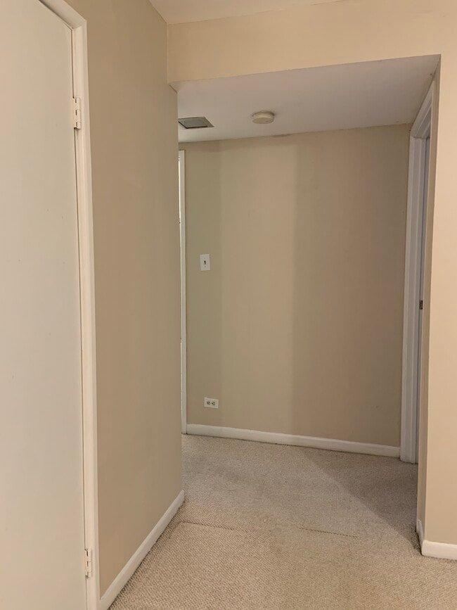 9422 Bay Colony Dr, Unit 1W in Des Plaines, IL - Building Photo - Building Photo