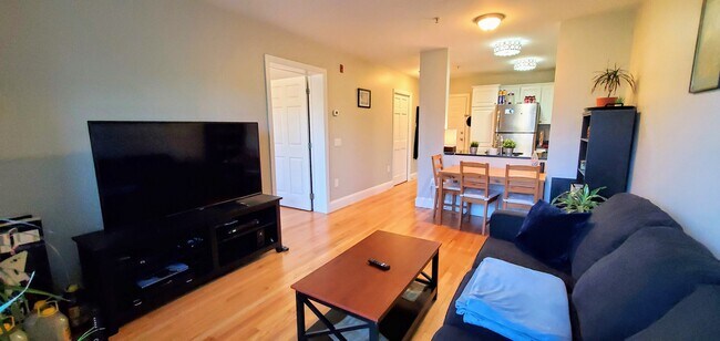 145 Bennington St, Unit 109 in Revere, MA - Foto de edificio - Building Photo