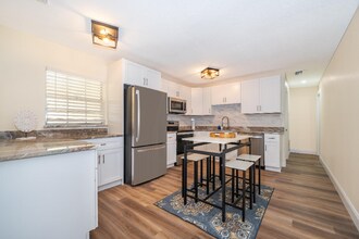 1 Lake Howell Rd in Maitland, FL - Building Photo - Building Photo