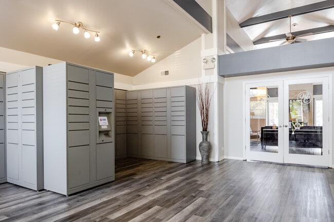 Windsor Estate Apartments in Bloomingdale, IL - Foto de edificio - Lobby