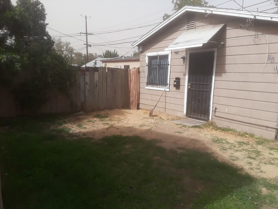 2419 E Lewis Ave in Fresno, CA - Foto de edificio