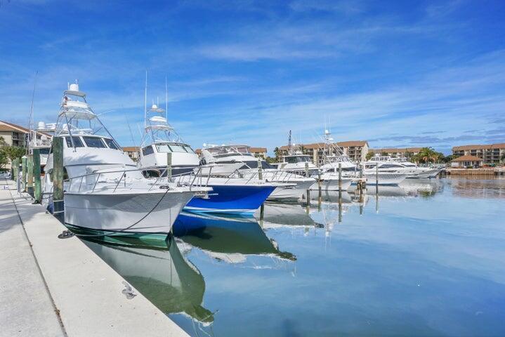 1201 Seafarer Cir in Jupiter, FL - Foto de edificio