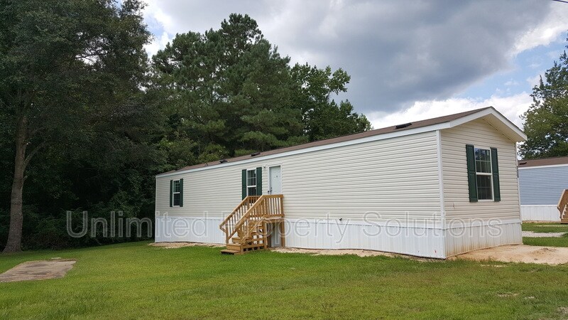 9765 Old Mill Rd in Navassa, NC - Foto de edificio