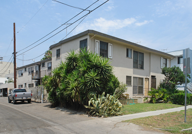 129-133 S Croft Ave in Los Angeles, CA - Foto de edificio - Building Photo