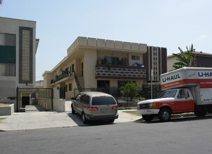 4942 Rosewood Ave in Los Angeles, CA - Foto de edificio - Building Photo