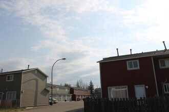 Willowbrook Townhomes in Dawson Creek, BC - Building Photo - Building Photo