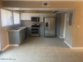 8208 Kensington Square in Jacksonville, FL - Building Photo