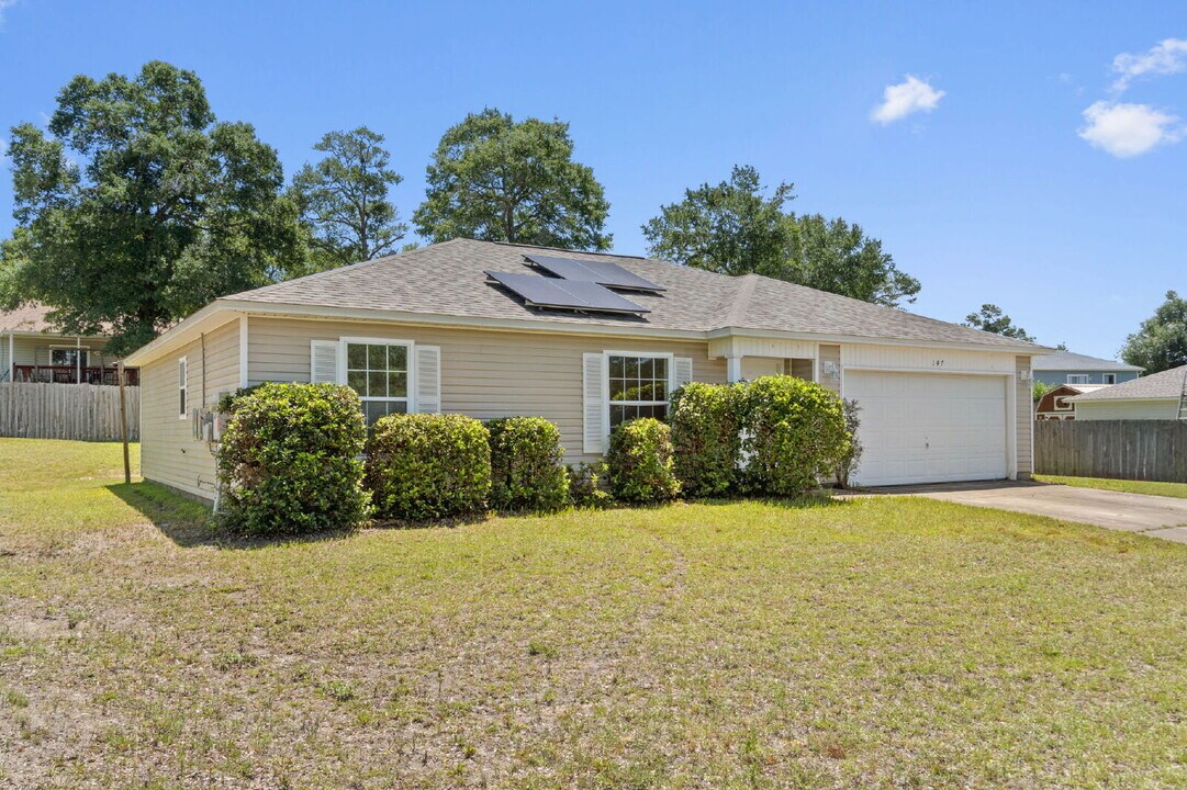 147 Cabana Way in Crestview, FL - Building Photo