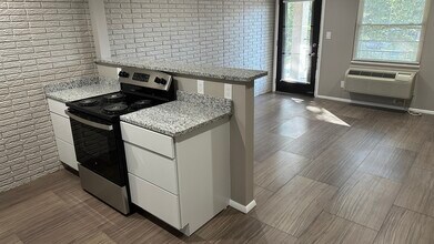 4012 DuPont Cir, Unit 307 in St Matthews, KY - Foto de edificio - Building Photo