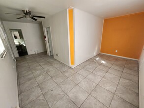 1302 E 149th Ave, Unit Apartment A in Lutz, FL - Building Photo - Building Photo