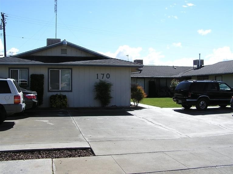 170 S Magnolia St in Woodlake, CA - Foto de edificio