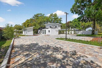 8778 Waterfront Terrace in Jacksonville, FL - Foto de edificio - Building Photo