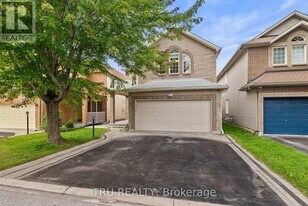 27 Upminster Way in Ottawa, ON - Building Photo
