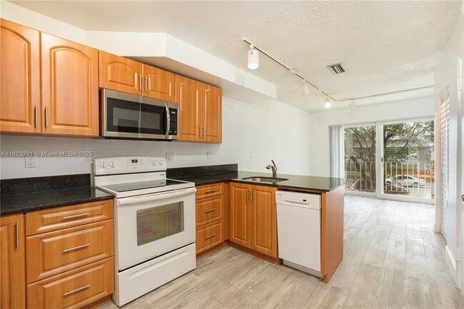3239 W Trade Ave in Miami, FL - Building Photo - Building Photo
