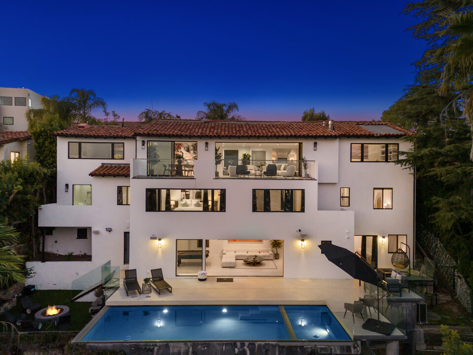 2260 Maravilla Dr in Los Angeles, CA - Building Photo