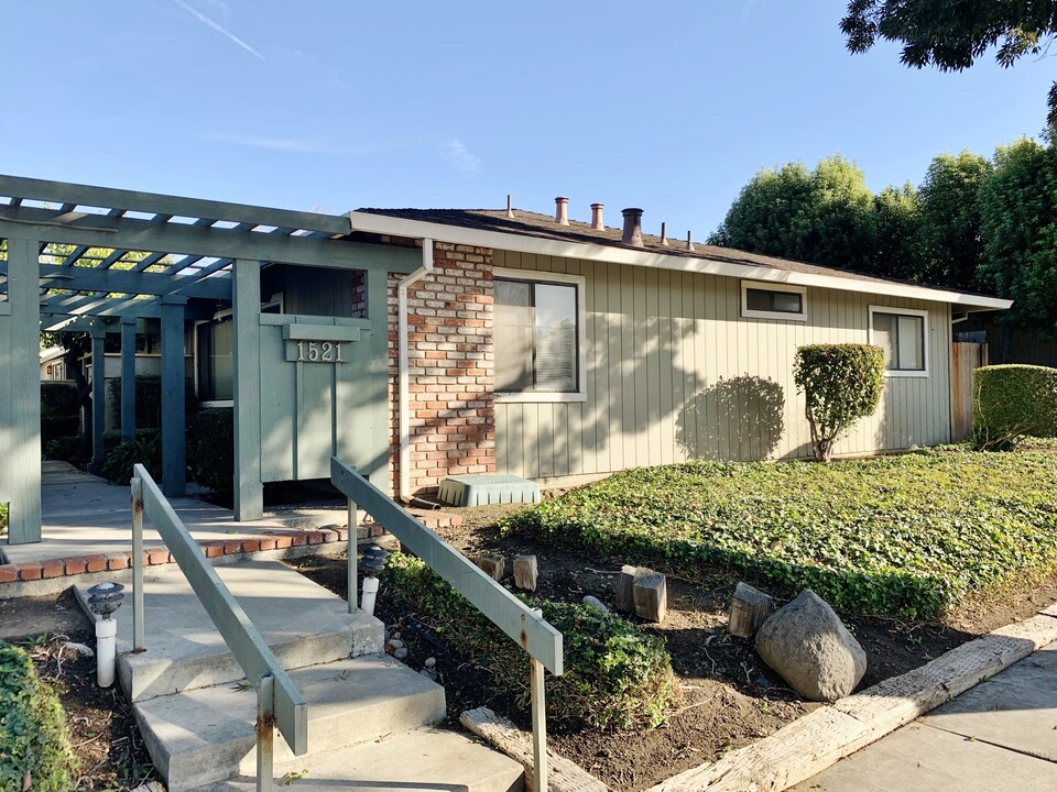 1521 Highland Dr in Hollister, CA - Building Photo