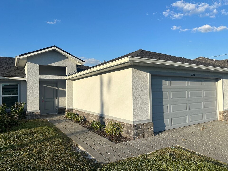 2213 NW 9th St in Cape Coral, FL - Building Photo
