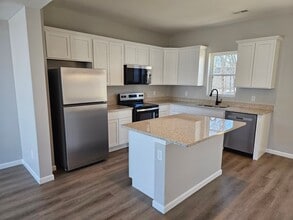 3983 Creek Hill Dr in Bettendorf, IA - Building Photo - Building Photo