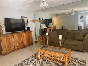 542 Normandy Ln in Delray Beach, FL - Building Photo - Building Photo