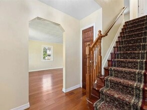 986 N 1st St in New Hyde Park, NY - Foto de edificio - Building Photo