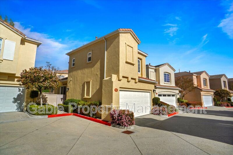27870 Crown Ct Cir in Santa Clarita, CA - Building Photo