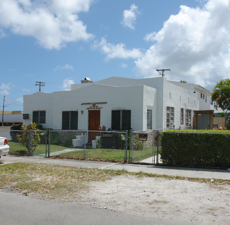 1828 Plunkett St in Hollywood, FL - Building Photo