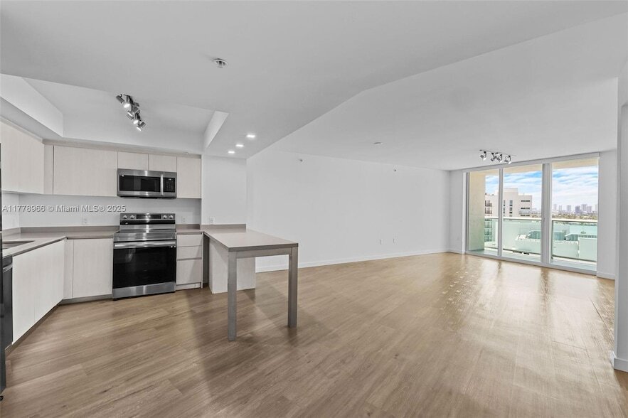1500 Bay Rd, Unit M-0923 in Miami Beach, FL - Building Photo