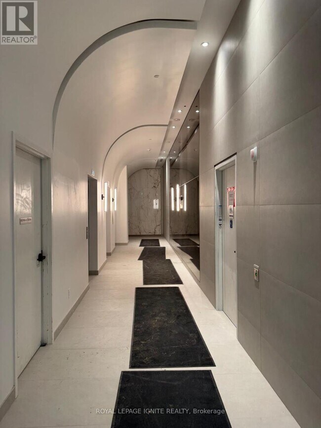 2075 Lakeshore Rd. in Burlington, ON - Building Photo - Building Photo