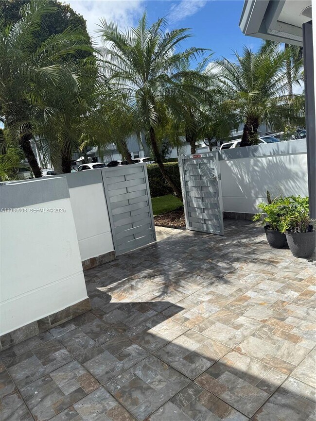 9869 NW 52nd Terrace in Doral, FL - Building Photo - Building Photo