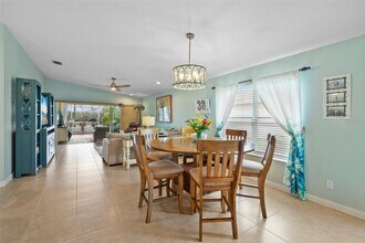 2121 Burgos Dr in Sarasota, FL - Foto de edificio - Building Photo