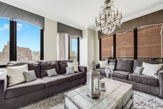 304 E 65th St in New York, NY - Building Photo - Building Photo