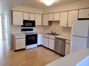 9412 Hunters Creek Dr in Blue Ash, OH - Building Photo - Building Photo