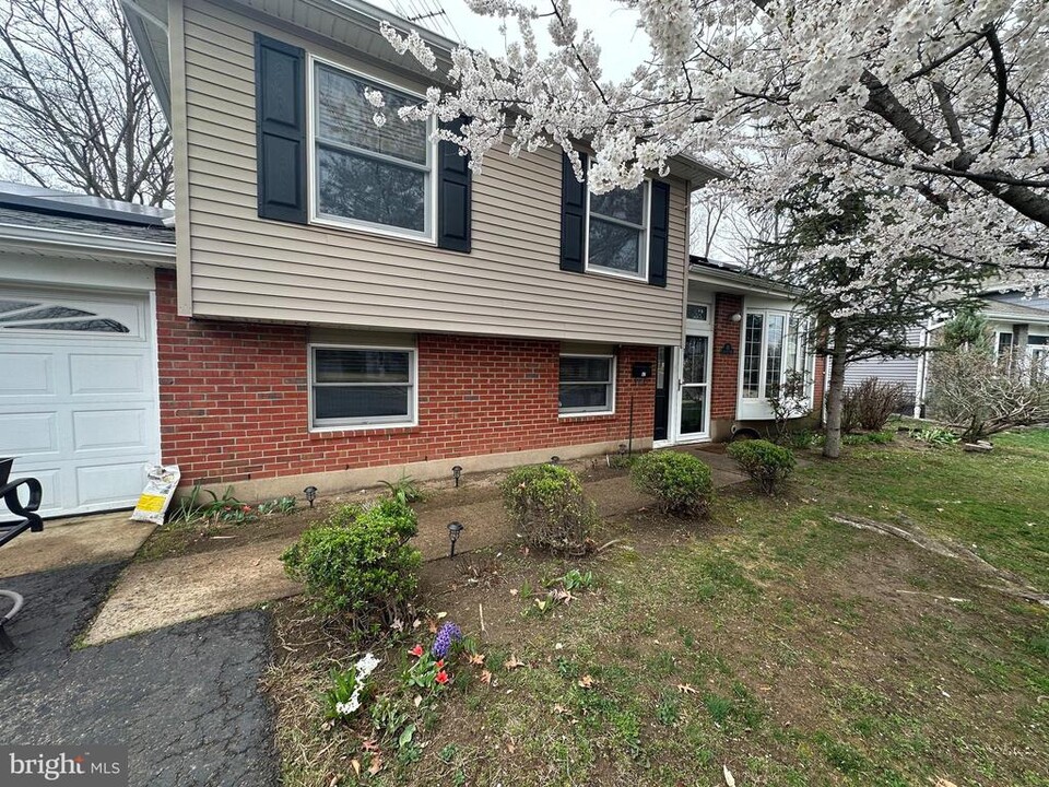 62 Lakeview Ct in Hamilton Township, NJ - Foto de edificio