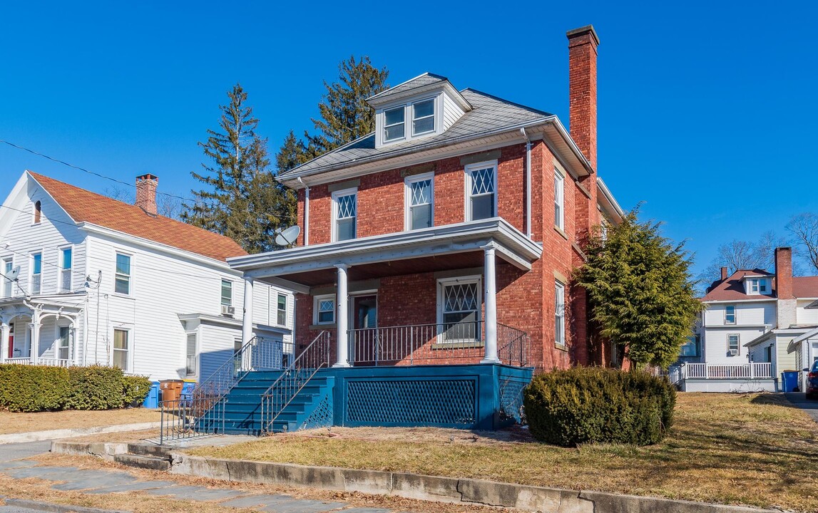 34 Montrepose Ave in Kingston, NY - Foto de edificio