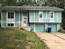 1807 SE Oak St in Oak Grove, MO - Building Photo