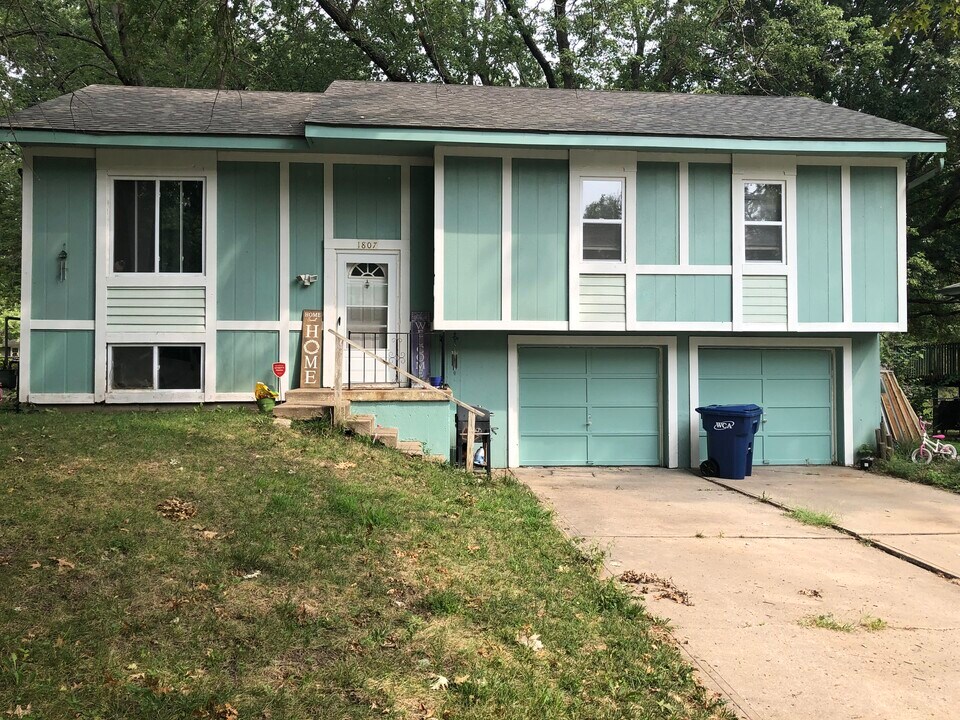 1807 SE Oak St in Oak Grove, MO - Foto de edificio