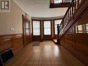 415 Davis Dr in Newmarket, ON - Building Photo - Building Photo