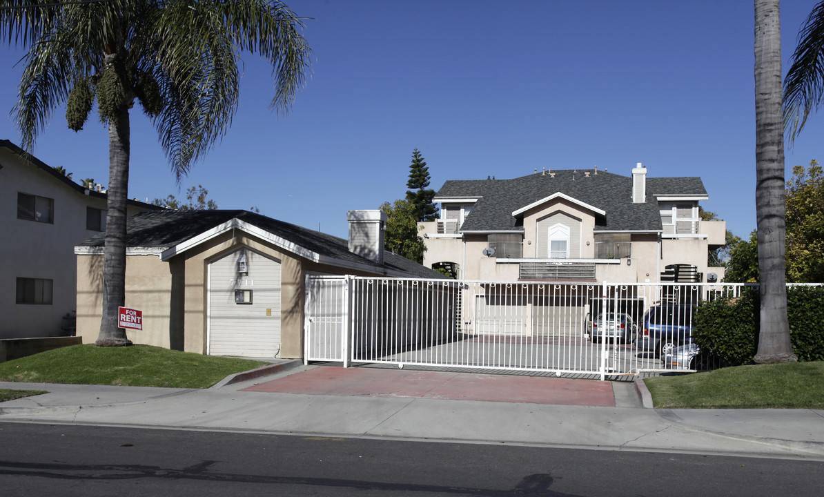 Franklin Apartments in Buena Park, CA - Building Photo