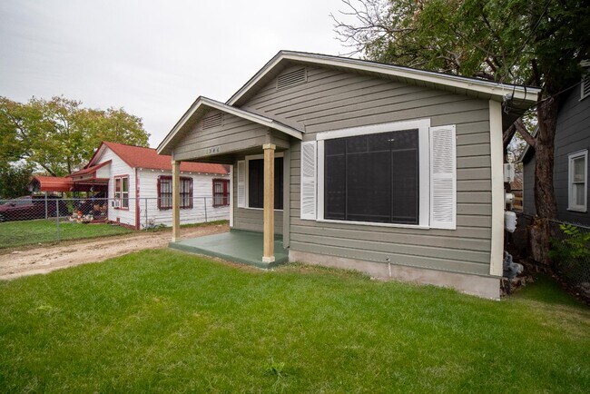 1946 Nolan St in San Antonio, TX - Building Photo - Building Photo