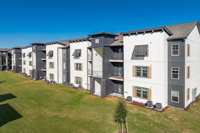 Pointe Grand Spring Hill in Spring Hill, FL - Building Photo - Building Photo