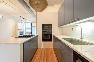 130 S Canal St, Unit 605 in Chicago, IL - Building Photo - Building Photo
