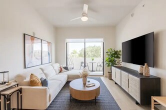 8205 Commerce Way in Miami Lakes, FL - Foto de edificio - Building Photo