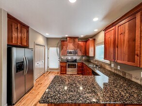 6166 Lillian St SE in Salem, OR - Foto de edificio - Building Photo