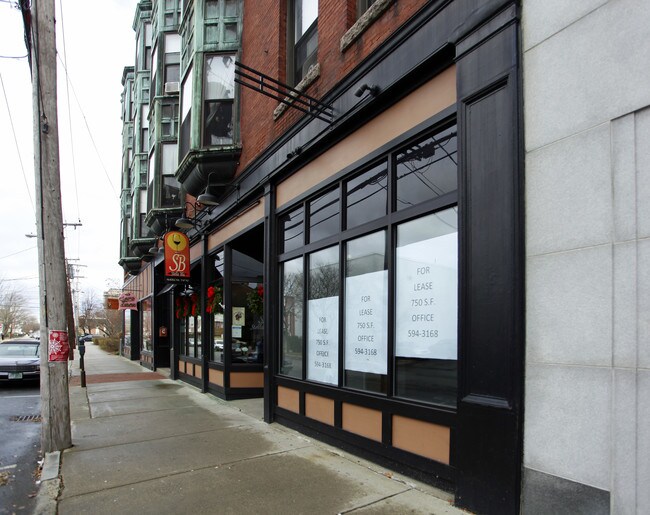 62-70 E Pearl St in Nashua, NH - Foto de edificio - Building Photo