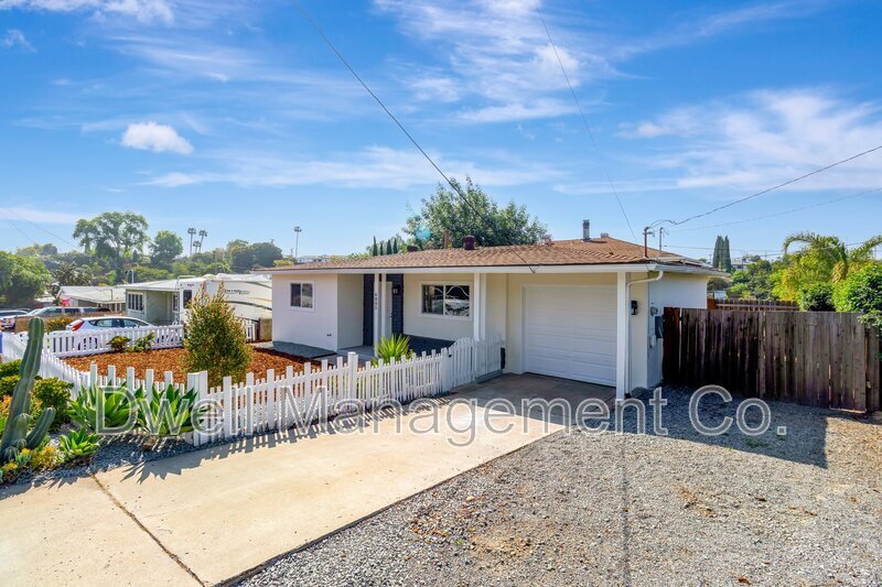 6805 Alamo Way in La Mesa, CA - Building Photo