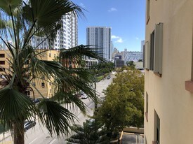 546 SW 1st St, Unit 501 in Miami, FL - Building Photo