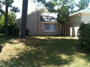 12511 Riverbend Dr in Mont Belvieu, TX - Building Photo - Building Photo