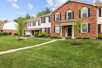 Woods Mill Park Apartments & Townhomes in Chesterfield, MO - Building Photo - Building Photo