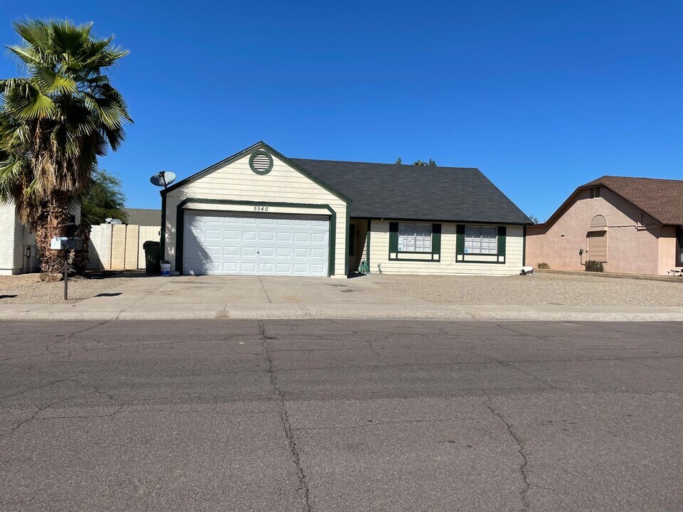 5540 W Shangri La Rd in Glendale, AZ - Building Photo